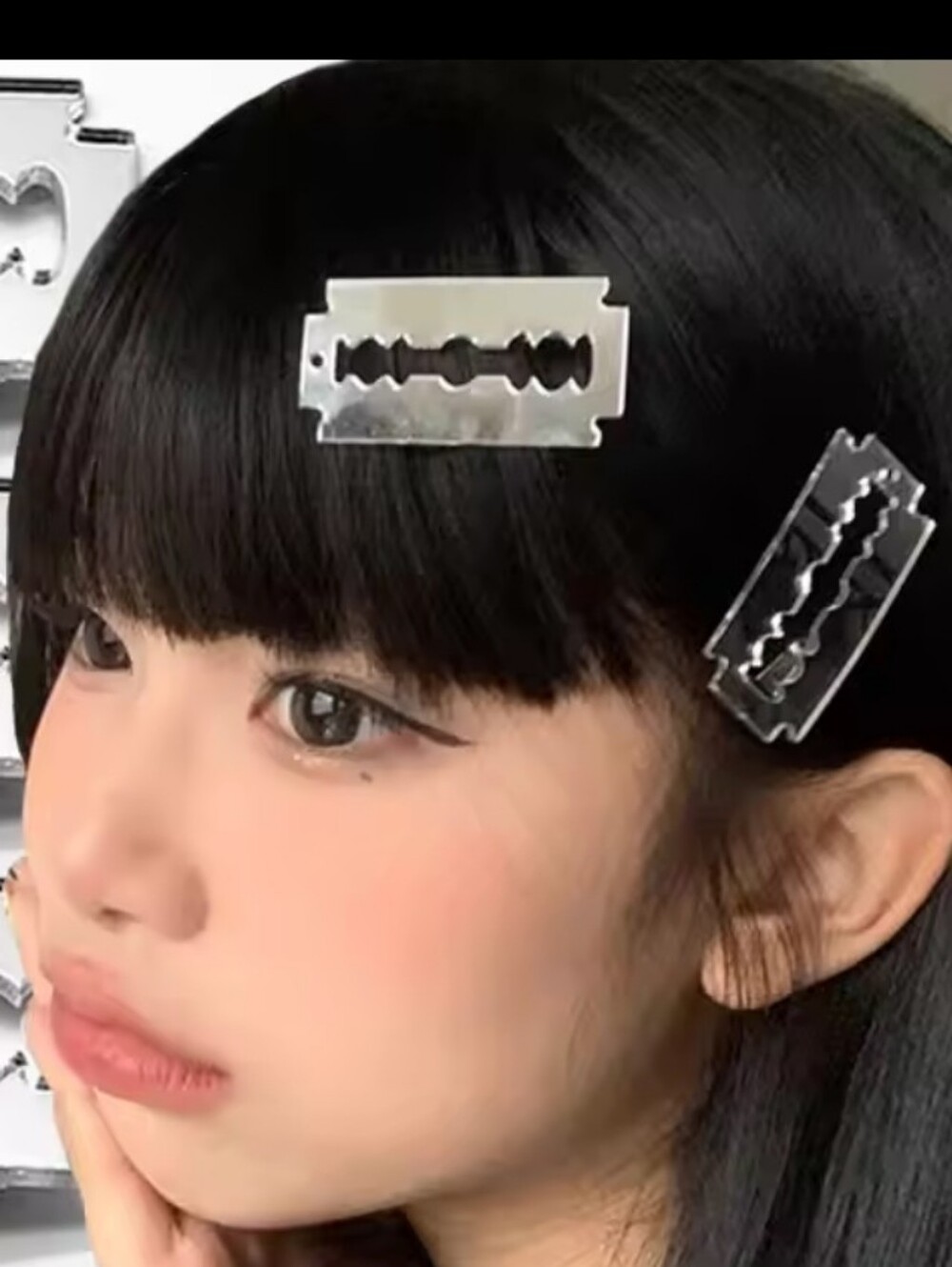 2 Razorblade Hairclips - Picture 14 of 14